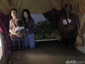Kisah Warga Dayeuhkolot yang Resepsi Nikahnya Diundur Karena Banjir