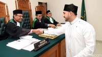Ia pun langsung menyalami hakim di ruangan sidangnya itu. Pool/Noel/detikFoto.