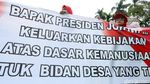 Ribuan Bidan Desa Berdemo di Monas