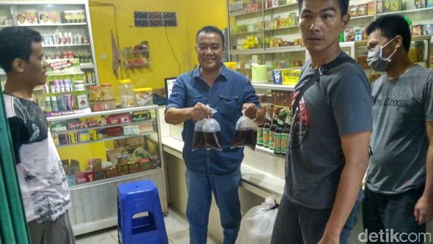 Polisi Sita Miras Oplosan dari Warung Jamu di Bekasi