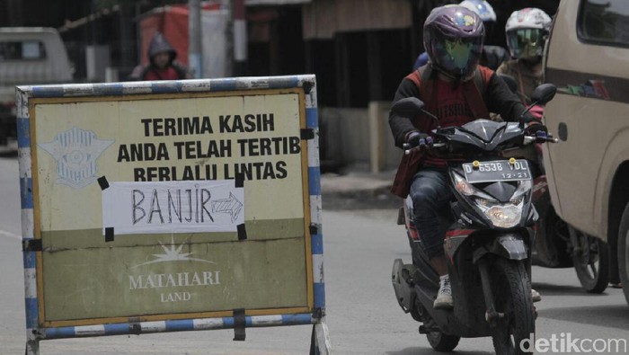 Banjir Hingga 1,5 Meter, Jalan Baleendah-Dayeuhkolot Lumpuh