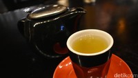 Tak suka kopi? Pilih saja sajian teh hangat ini. Egyptian Chamomile yang hangat punya sensasi wangi yang dapat merileksasi tubuh.