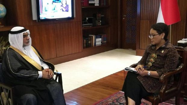 Bahas Kunjungan Raja Salman, Menlu Retno Terima Pedang dari Saudi