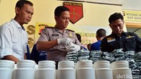 Dari tangan para pelaku polisi menyita sebanyak 54.593 butir obat golongan G, ganja seberat 161,75 gram, kristal putih sabu seberat 6,07 gram dan bubuk putih atau putaw sebesar 9,55 gram.