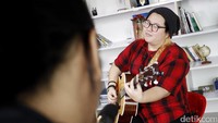 Seperti pada lagu Sakitnya tuh di Sini dari pedangdut Cita-citata yang diubah menjadi berirama bossanova.