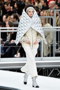 Spektakuler! Ada Roket Lepas Landas di Fashion Show Chanel