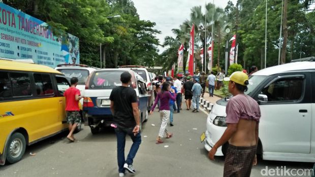 Sopir Angkot yang Demo di Pemkot Tangerang Membubarkan Diri