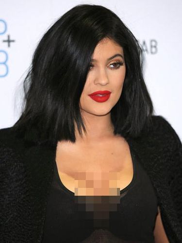 Foto: Penampakan Selebriti dengan Contouring yang Terlalu Tebal