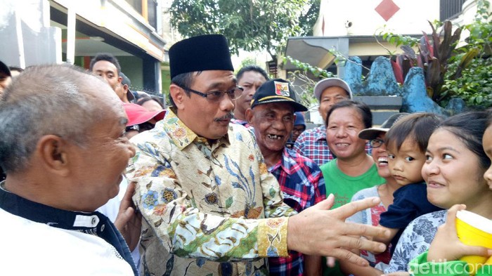 Blusukan di Cipayung, Djarot Kunjungi Lansia yang Sakit