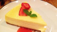 Cheesecake yang ukurannya cukup besar jadi menu paling favorit di Watt Coffee. Kue diberi pendamping saus strawberry dan topping irisan strawberry. Rasanya legit creamy dan nikmat.