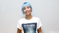 Ia tampil menawan dengan kaus, celana biru bermotif bunga dan sneaker putih. Pool/Palevi S/detikFoto.