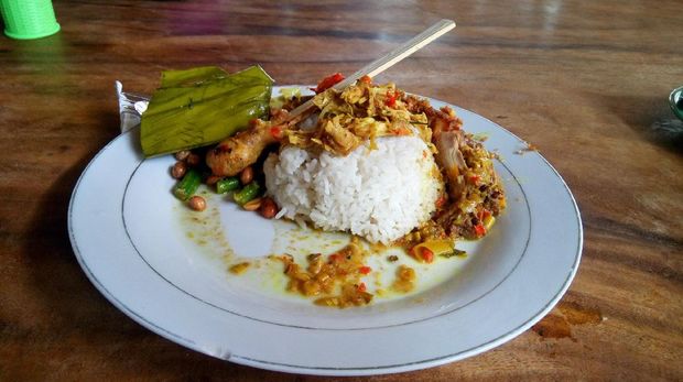 Wisata kuliner warung nasi ayam ibu Oki di Nusa Dua