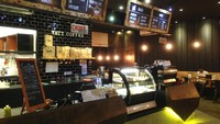 Berlokasi di area Promenade 20, Watt Coffee di Kemang menawarkan nuansa modern industrial. Ini merupakan cabang dari Watt Coffee di Kwitang, Senen. Kafe didominasi paduan kayu cokelat tua dan dekorasi warna hitam.