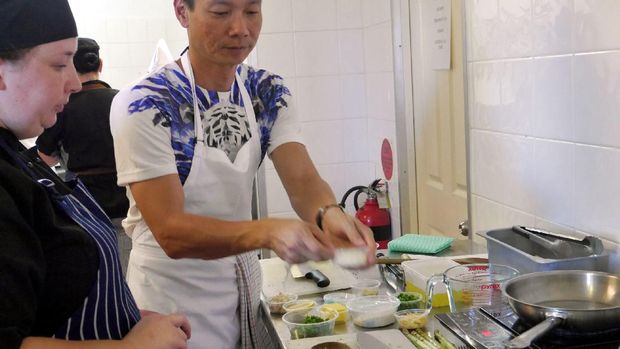 Para peserta asyik memasak dibimbing oleh asisten chef (Wahyu/detikTravel)