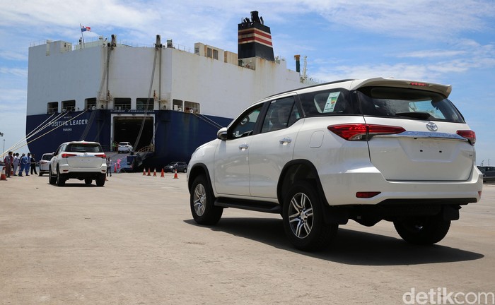 PT Toyota Motor Manufacturing Indonesia (TMMIN) melakukan pengapalan kendaraan untuk ekspor ke berbagai negara di IPC Car Terminal, Tanjung Priok, Jakarta, Rabu (8/3).