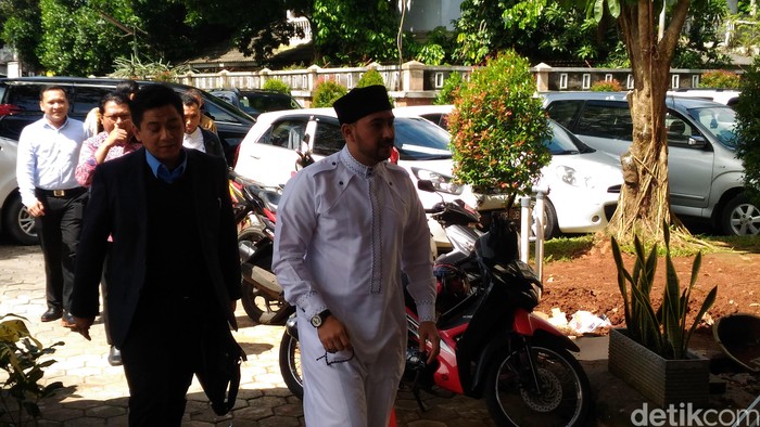Tampil Monokrom, Ustad Al Habsyi dan Istri Dingin di Sidang Cerai Perdana