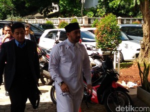 Tampil Monokrom, Ustad Al Habsyi dan Istri Dingin di Sidang Cerai Perdana