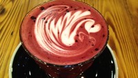 Hot Red Velvet Latte rasanya seperti susu cokelat hangat yang creamy legit, tapi tidak terlalu manis. Enak dihirup untuk mengatasi udara dingin.