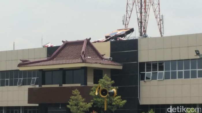 Begini Penampakan Polda Jatim Pasca Diterjang Hujan Badai