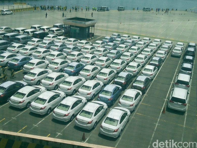 Deretan mobil yang siap diekspor. Foto: Khairul Imam Ghozali Deretan mobil yang siap diekspor. Foto: Khairul Imam Ghozali