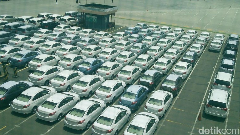 Mobil yang siap ekspor dari Pelabuhan Tanjung Priok (Foto: Khairul Imam Ghozali) Mobil yang siap ekspor dari Pelabuhan Tanjung Priok (Foto: Khairul Imam Ghozali)
