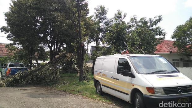Begini Penampakan Polda Jatim Pasca Diterjang Hujan Badai