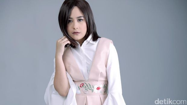 Prilly Latuconsina 