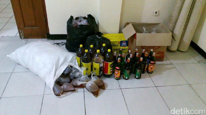 Polisi Sita Miras Oplosan dari Warung Jamu di Bekasi