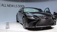 Masih dalam produsen yang sama, Lexus LS 500 yang melakukan grand launching nya di Indonesia juga memiliki harga yang ‘wah’. Merupakan penyegaran dari generasi sebelumnya pada 2006 lalu, SUV NX 300, mobil anyar ini disokong mesin 3500 cc twin turbo dengan transmisi 10 percepatan yang dapat menghasilkan 415 hp. Foto: Dina Rayanti