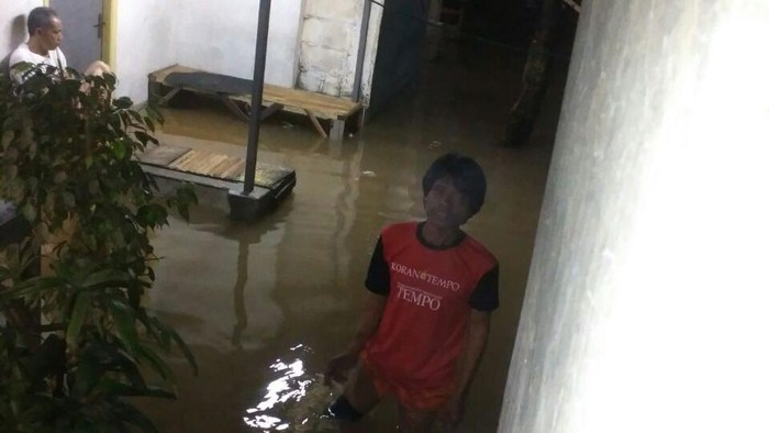 Pejaten Timur Tergenang 30 Cm, Warga Selamatkan Barang dan Berjaga