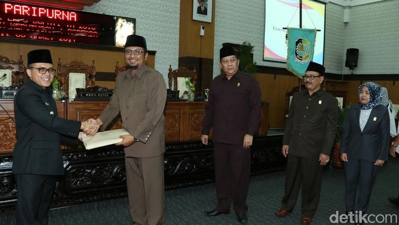 Bupati Anas Beberkan Prestasi Banyuwangi dalam Rapat Paripurna Bupati Anas Beberkan Prestasi Banyuwangi dalam Rapat Paripurna