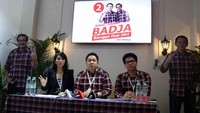 Bendahara Tim Sukses Ahok-Djarot Charles Honoris (tengah), Wakil Bendahara Joice Triatman dan realawan Badja Michael Sianipar (kanan) saat memberikan konfrensi pers dana kampanye putaran dua di Posko Pemenangan Badja, Menteng, Jakarta. (Foto: dok. Badja)