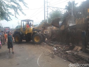 32 Bangunan di Samping Rel di Jembatan Besi Tambora Ditertibkan