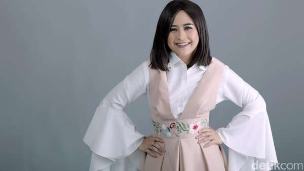 Pose Menggemaskan Prilly Latuconsina saat Pemotretan Celeb of The Month Pose Menggemaskan Prilly Latuconsina saat Pemotretan Celeb of The Month