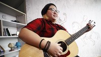 Penyanyi berusia 24 tahun itu juga selalu memberikan sentuhan berbeda pada lagu yang dicovernya.