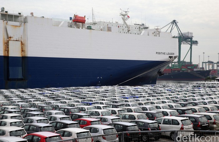 PT Toyota Motor Manufacturing Indonesia (TMMIN) melakukan pengapalan kendaraan untuk ekspor ke berbagai negara di IPC Car Terminal, Tanjung Priok, Jakarta, Rabu (8/3).