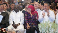 Sepanjang acara, Akon, bersama Mensos Khofifah dan Mendes Eko Putro terlihat sangat semringah.