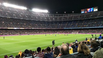 Foto diambil di Camp Nou di malam hari. (Foto: Oppo)
