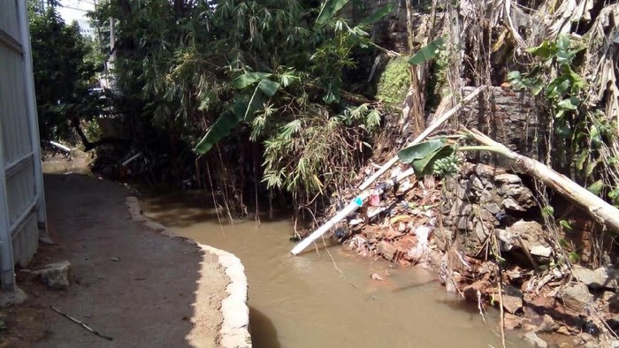 Terancam Ambrol Susulan karena Turap Kali Mampang Rusak