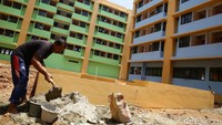Pekerja mengerjakan tahap finisihing proyek pembangunan rusun marunda Blok D, Cilincing, Jakarta Utara, Rabu (8/3).
