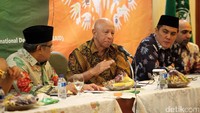 Arifin Panigoro didampingi Said Aqil Siradj dan Helmy Faishal Zaini memberikan keterangan pers terkait hasil pertemuan.