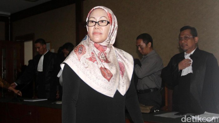 Mantan Gubernur Banten, Ratu Atut Chosiyah menjalani sidang perdana kasus korupsi pengadaan alat kesehatan. Atut didakwa merugikan negara Rp 79 miliar.
