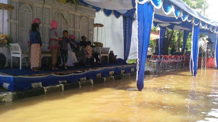 Meski Banjir, Pengantin Ini Tetap Gelar Resepsi Pernikahan