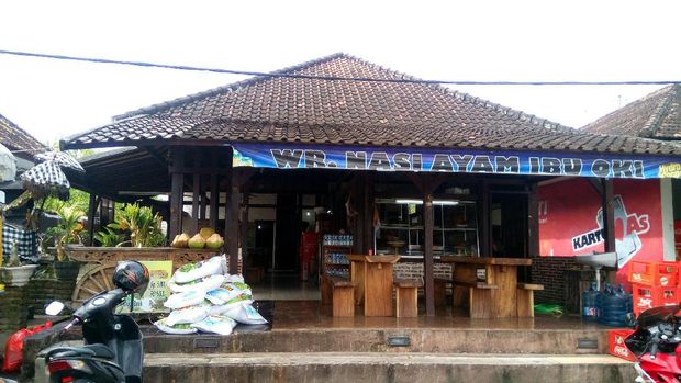  Warung Nasi Ayam Ibu Oki di dekat tempat rombongan Raja Salman menginap (Ardan/detikTravel)