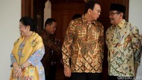 Ahok-Djarot kompak mengenakan kemeja batik berwarna cokelat. Megawati mengenakan baju berwarna biru dibalut selendang berwarna kuning emas.
