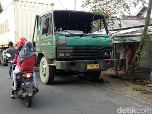 Ratusan Warga Mojokerto Rusak Truk Kontainer Pabrik Karet