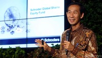 President Director PT Schroder Investment Management Indonesia Michael Tjandra Tjoajadi memberikan sambutan.