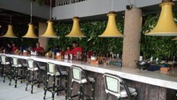 Bagi yang ingin bersantai tanpa makan berat , juga bisa bersantai di Day Bed Area, Bar Deck Area, Sky Deck, dan Lawn Area (Ardan/detikTravel)