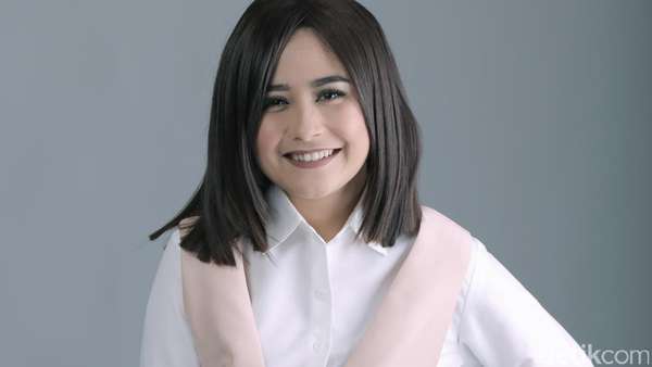 Pose Menggemaskan Prilly Latuconsina saat Pemotretan Celeb of The Month Pose Menggemaskan Prilly Latuconsina saat Pemotretan Celeb of The Month