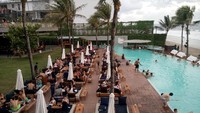 Dengan iringan musik, para pengunjung bisa menikmati salur jingga dengan rayuan angin di pinggir pantai. Selain itu, di Potato Head Beach Club juga tersedia kolam renang yang cukup luas (Ardan/detikTravel)